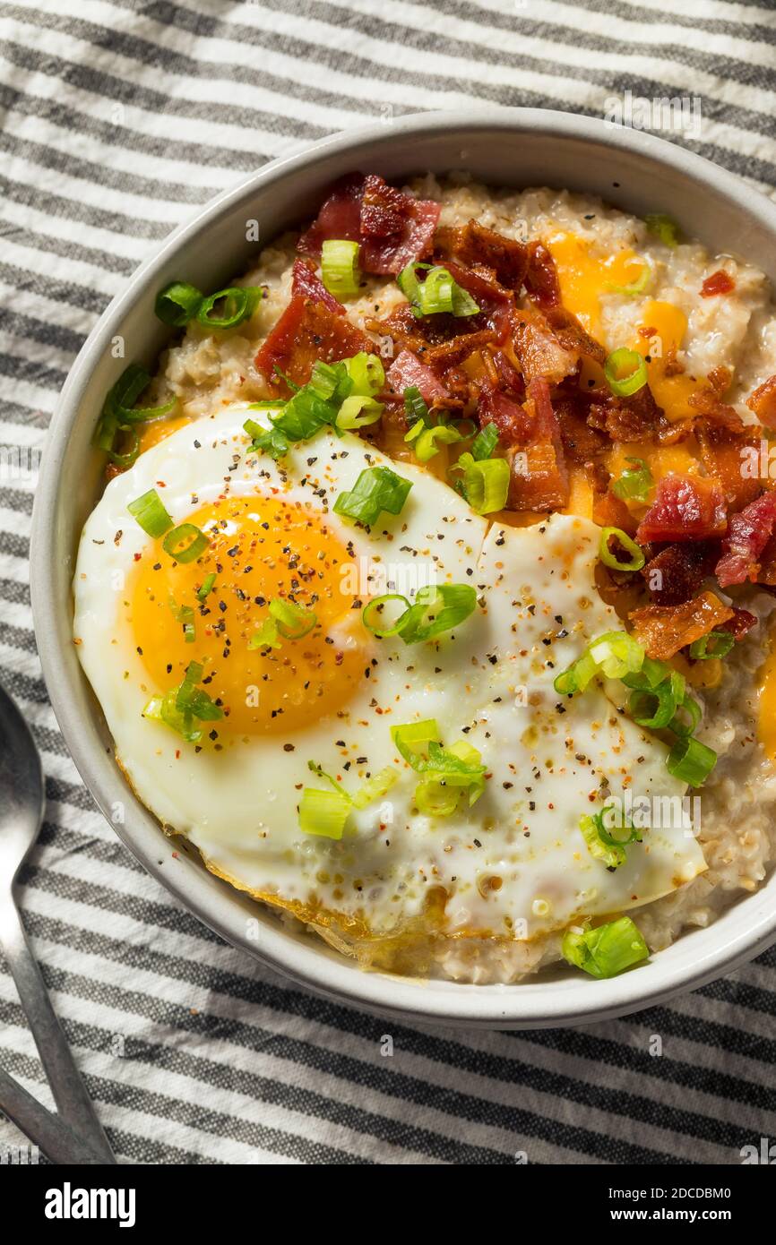 Gesunde hausgemachte herzhafte Haferflocken Frühstücksschüssel mit Ei und Speck Stockfoto