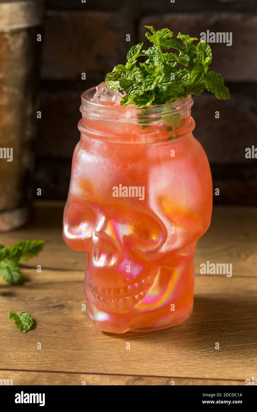 Erfrischender Zombie Tiki Cocktail mit Minze im Totenkopf Glas Stockfoto