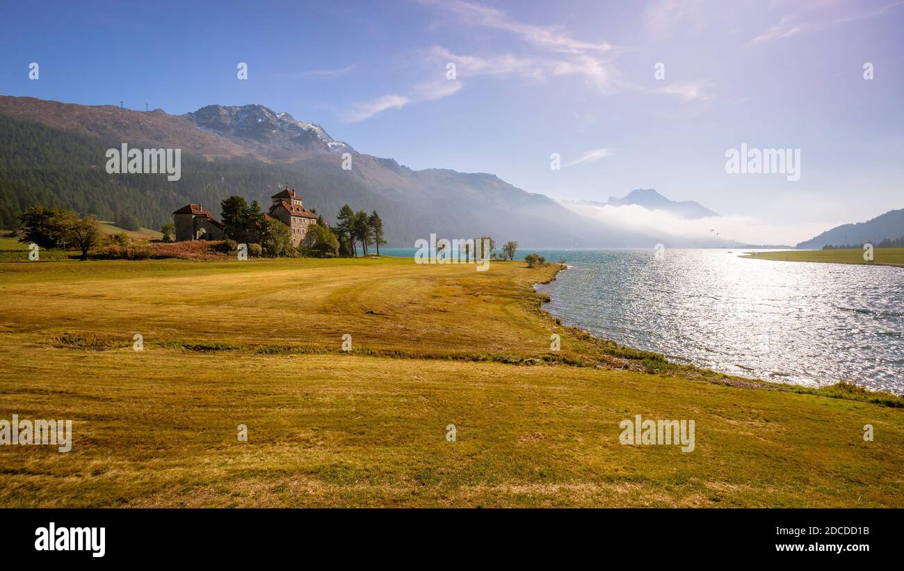 Am Silvaplanersee im Oberengadin (Graubünden, Schweiz) geht die Sonne unter. Es liegt zwischen St. Moritzersee und S-See Stockfoto