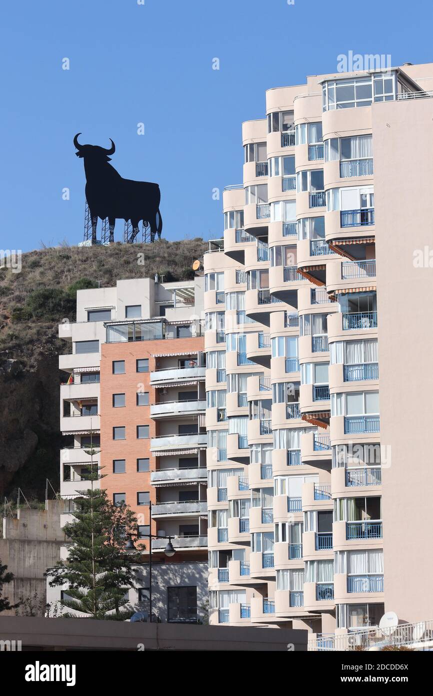 Osborne-Bulle, schwarze Silhouette eines Bullen, der für die Weingruppe Osborne, Fuengirola, Málaga, Andalusien, Spanien wirbt. Stockfoto