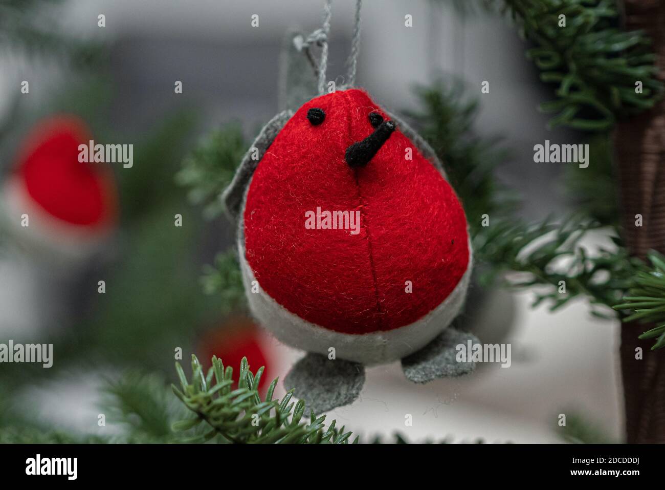 Weihnachtsbaum geschmückt mit gestrickten Spielzeugen, Gimpel. Hochwertige Fotos Stockfoto