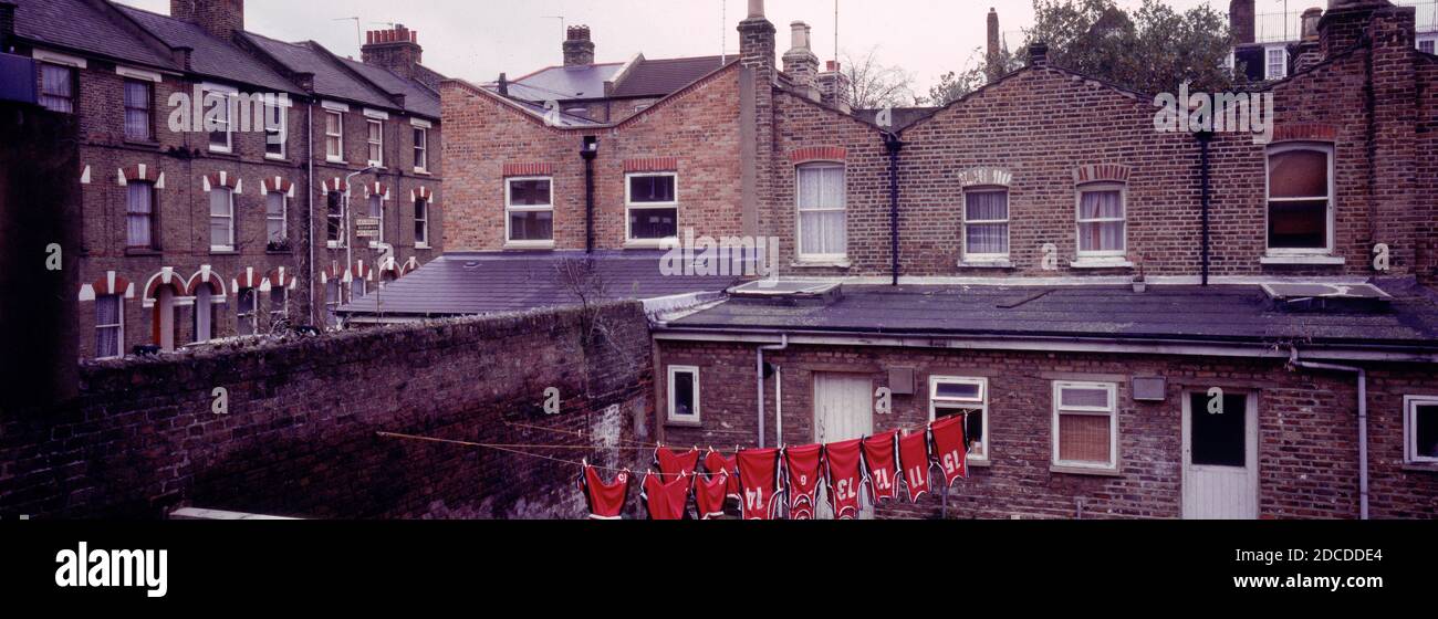 Fußball-Shirts Trocknen auf Washing Line in London, Großbritannien. Sportmannschaftswesten auf einer Linie. Stockfoto