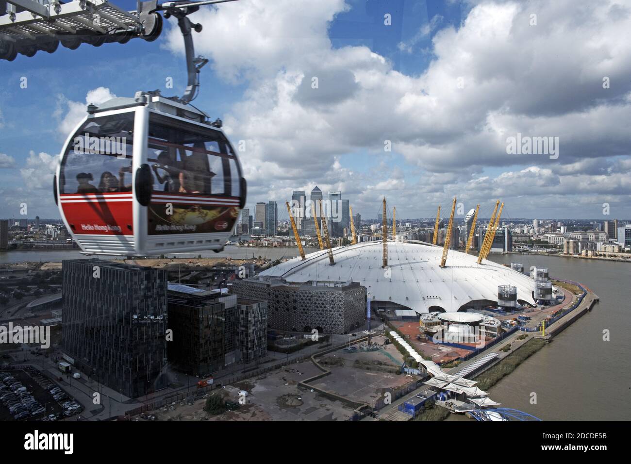 Single Cable Car hoch oben am Himmel mit Blick auf die Londoner Stadtlandschaft, London UK Stockfoto