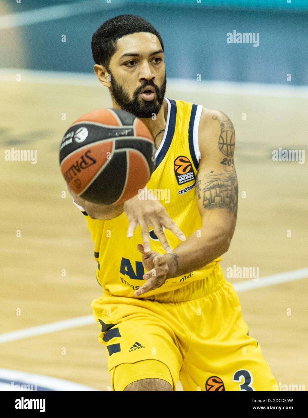 Berlin, Deutschland. November 2020. Basketball: Euroleague, Alba Berlin - Zenit St. Petersburg, Hauptrunde, 10. Spieltag, Mercedes-Benz Arena. Albas Peyton Siva spielt den Ball. Quelle: Andreas Gora/dpa/Alamy Live News Stockfoto