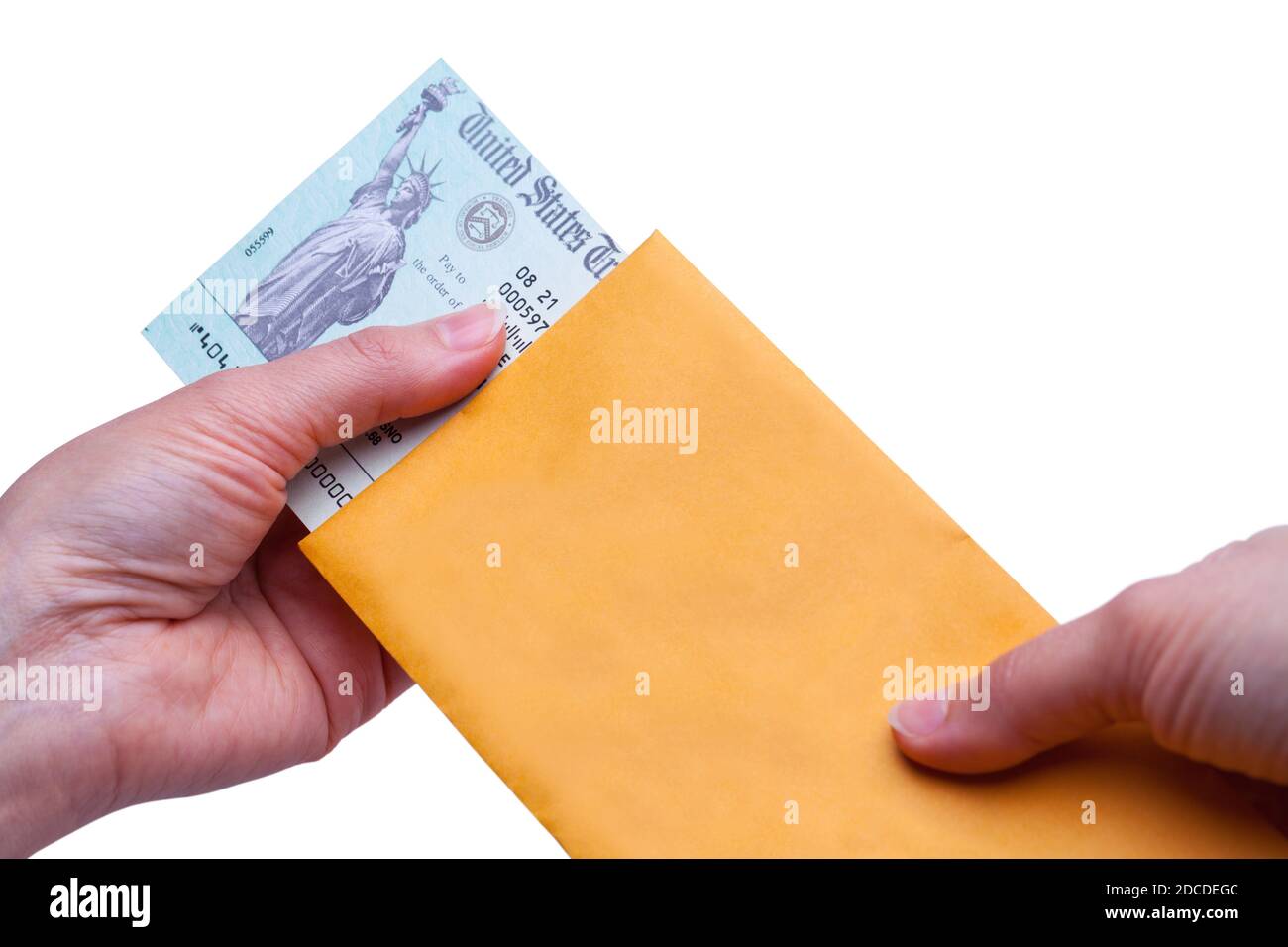 Zwei Hände mit einem Umschlag, der einen Steuerrückerstattungsscheck auszieht. Stockfoto