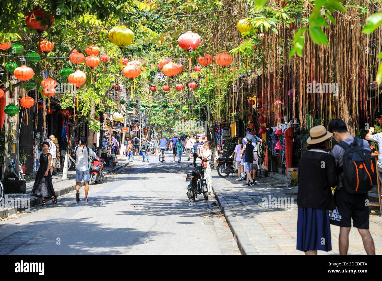 Eine bunte Straßenszene in der Altstadt, Hoi an, Vietnam, Asien Stockfoto