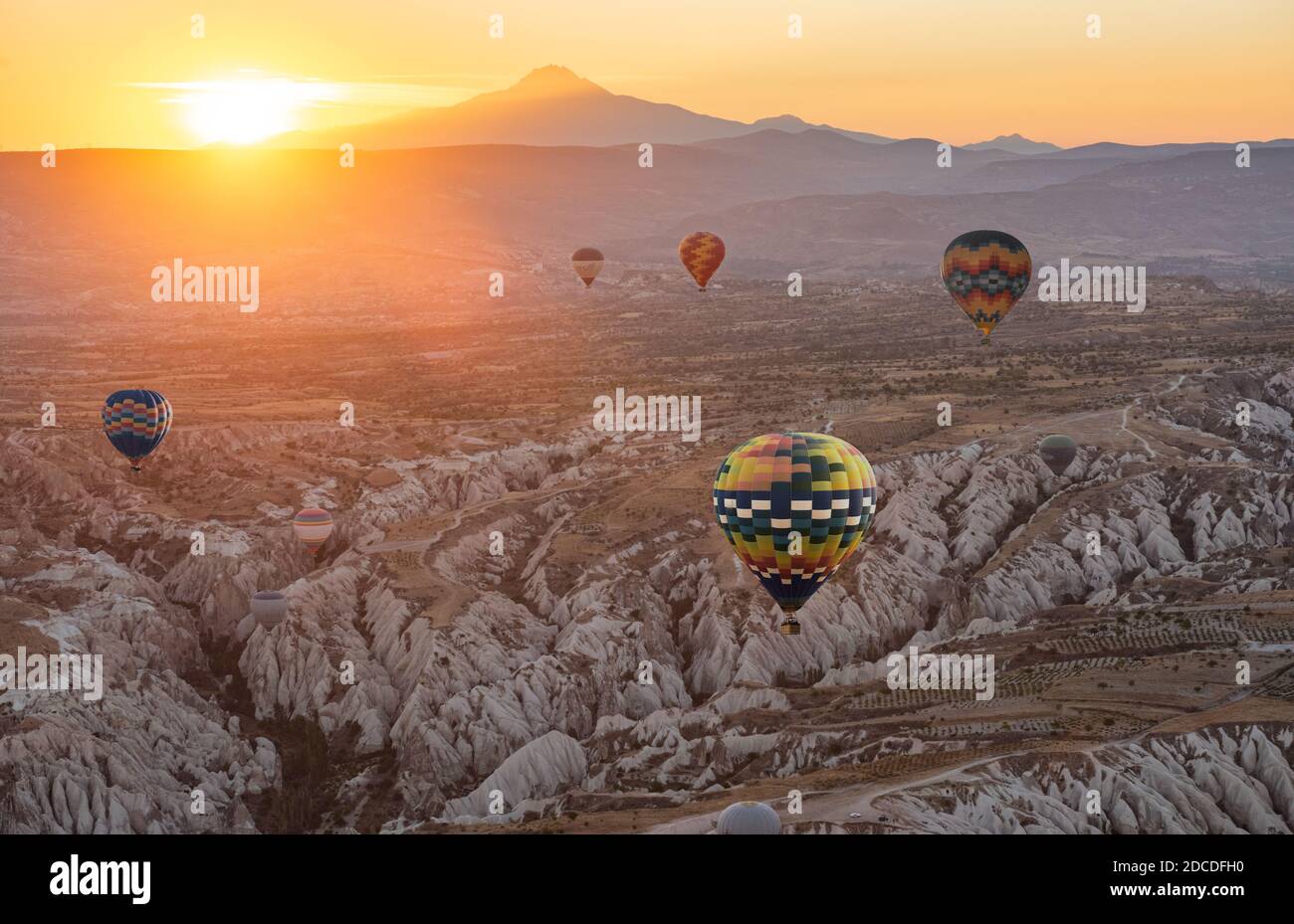 Heißluftballon fliegt über Kappadokien Region, Goreme, Türkei. Große Touristenattraktion - Sonnenaufgang Ballonfahrten über den Kappadokien Tälern Stockfoto