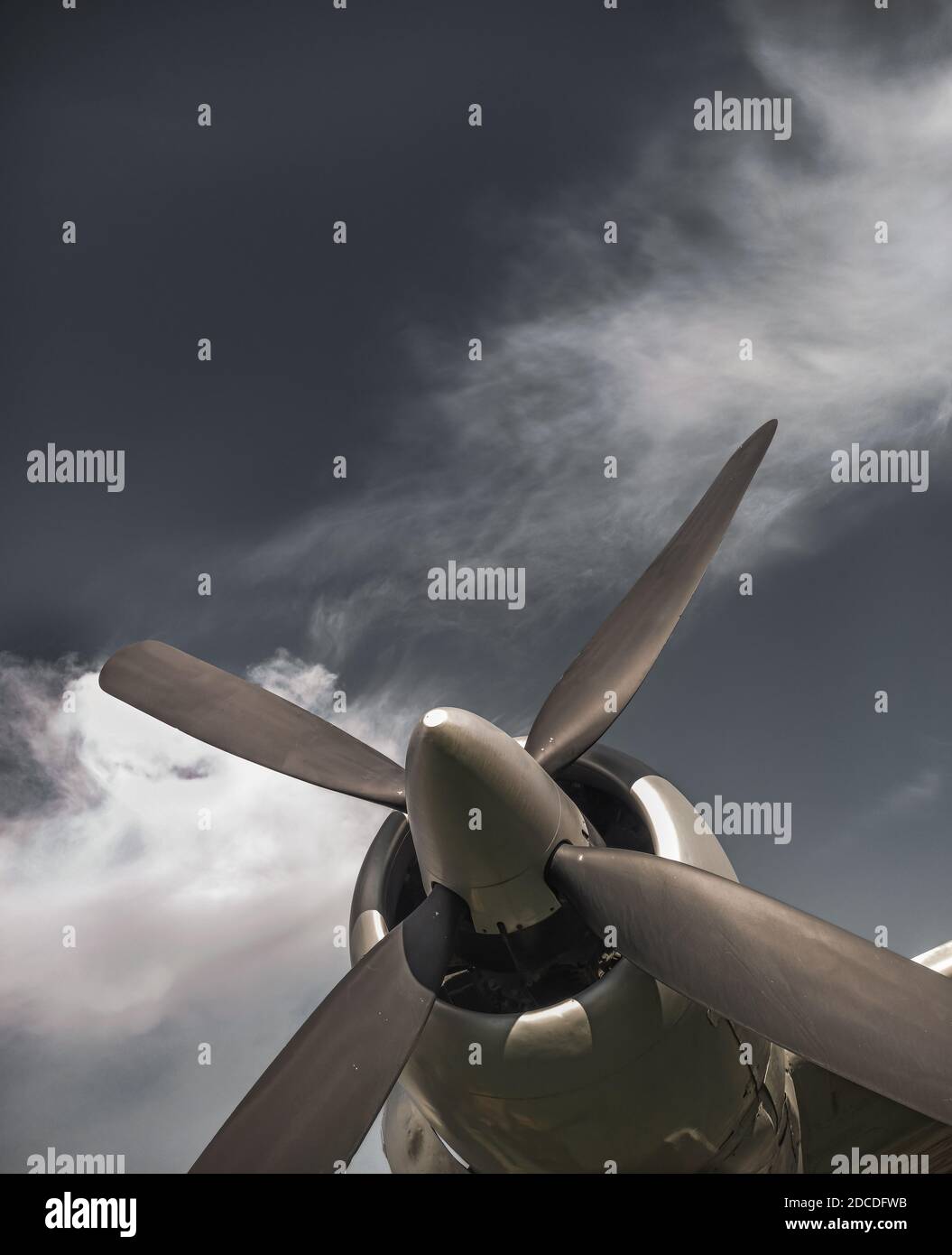 Alte Propeller Flugzeug, vintage Sepia schwarz und weiß Ton, vor dem Himmel Hintergrund. Propeller und Turbine Detail Stockfoto