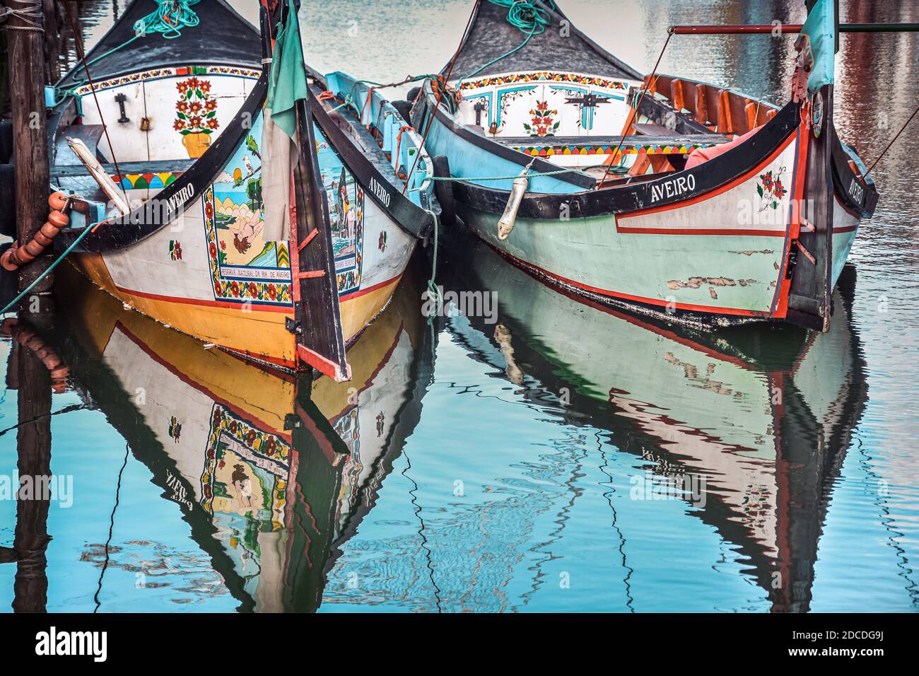 Reflexionen über Wasser von traditionellen und farbigen SALZBOOTEN, in Aveiro, dem Venedig von Portugal. Abstrakte Komposition. Kunst Stockfoto