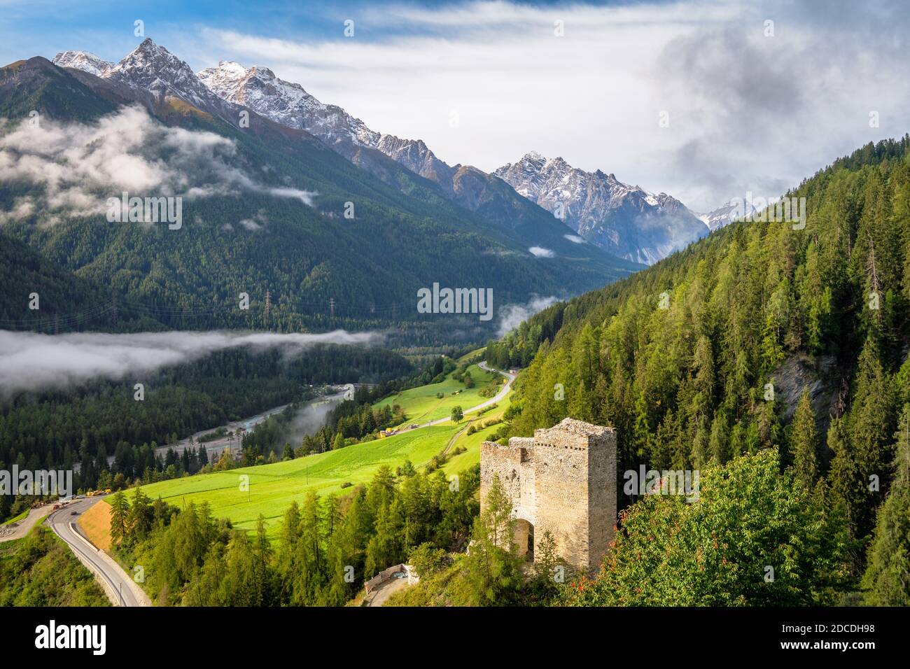 Silvretta Alpen rund um das Dorf Ramosch (Val Sinestra, Graubünden, Schweiz). Sie liegt im Unterengadiner Tal am Inn Stockfoto