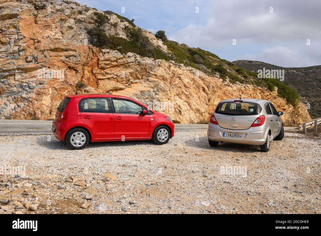 IOS, Griechenland - 20. September 2020: Opel Corsa und Seat Mii unterwegs im bergigen Teil der Insel iOS. Kykladen, Griechenland Stockfoto