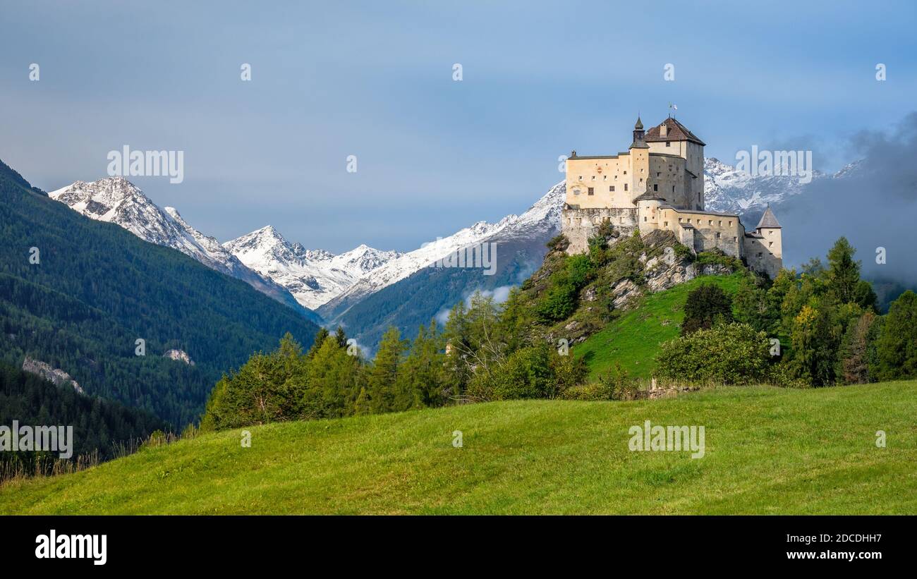 Berge rund um die Burg Tarasp, im Kanton Graubünden (Engadin) Schweiz. Tarasp ist ein Dorf in Graubünden, Schweiz Stockfoto