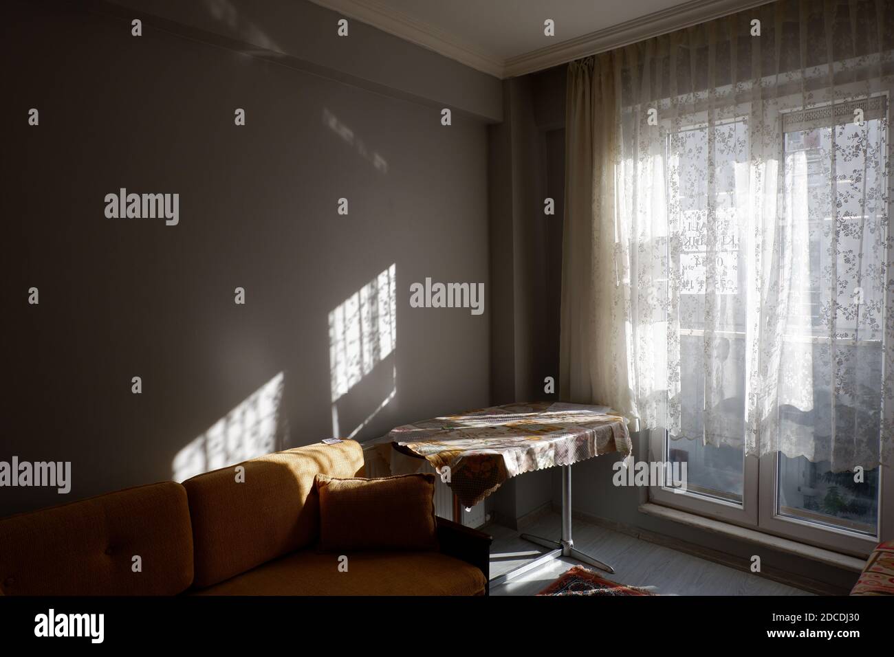 Sonnenstrahl im Wohnzimmer Stockfoto