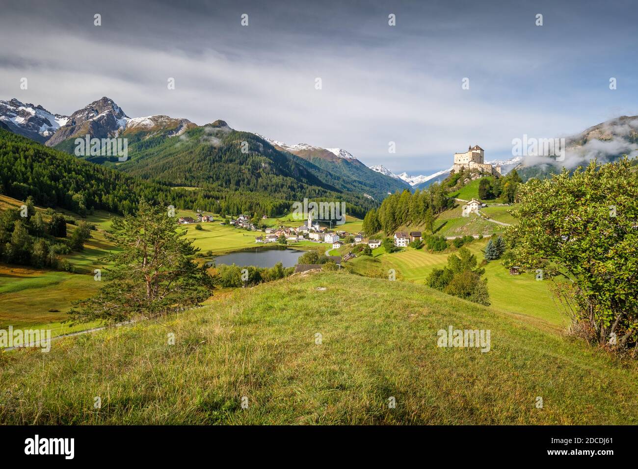 Berge rund um die Burg Tarasp, im Kanton Graubünden (Engadin) Schweiz. Tarasp ist ein Dorf in Graubünden, Schweiz Stockfoto