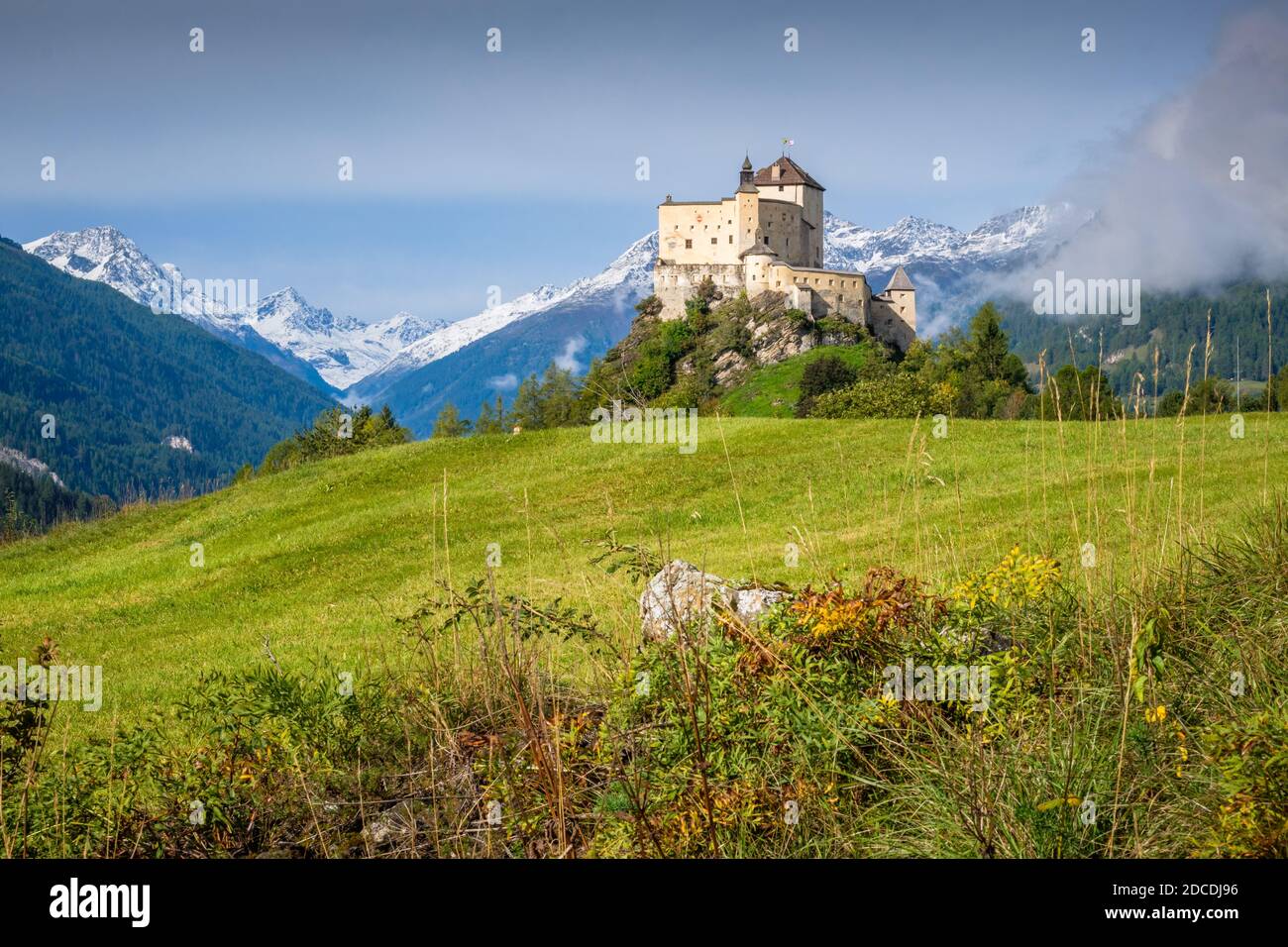Berge rund um die Burg Tarasp, im Kanton Graubünden (Engadin) Schweiz. Tarasp ist ein Dorf in Graubünden, Schweiz Stockfoto
