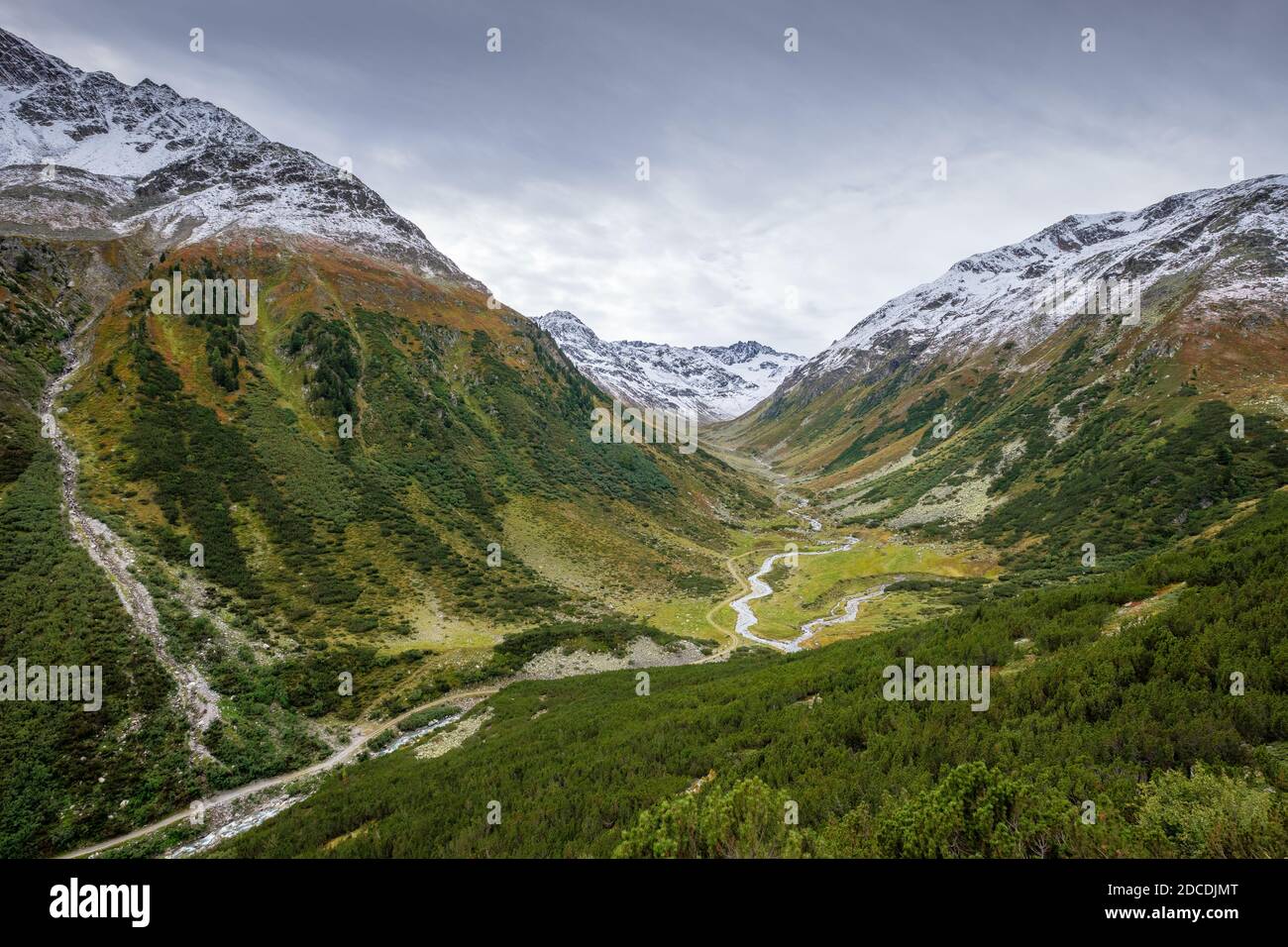 Wolkiger Tag im Spätsommer, Frühherbst am Flüelapass (Schweiz). Es ist ein Hochgebirgspass in den Schweizer Alpen in Graubünden Stockfoto