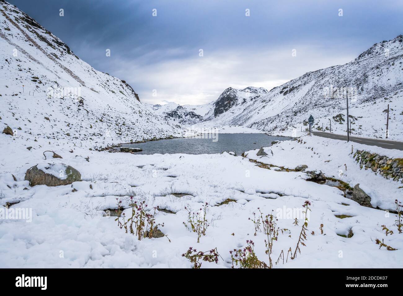 Im Spätsommer ist Schnee gefallen, im Frühherbst am Flüelapass (Schweiz). Es ist ein Hochgebirgspass in den Schweizer Alpen in Graubünden Stockfoto