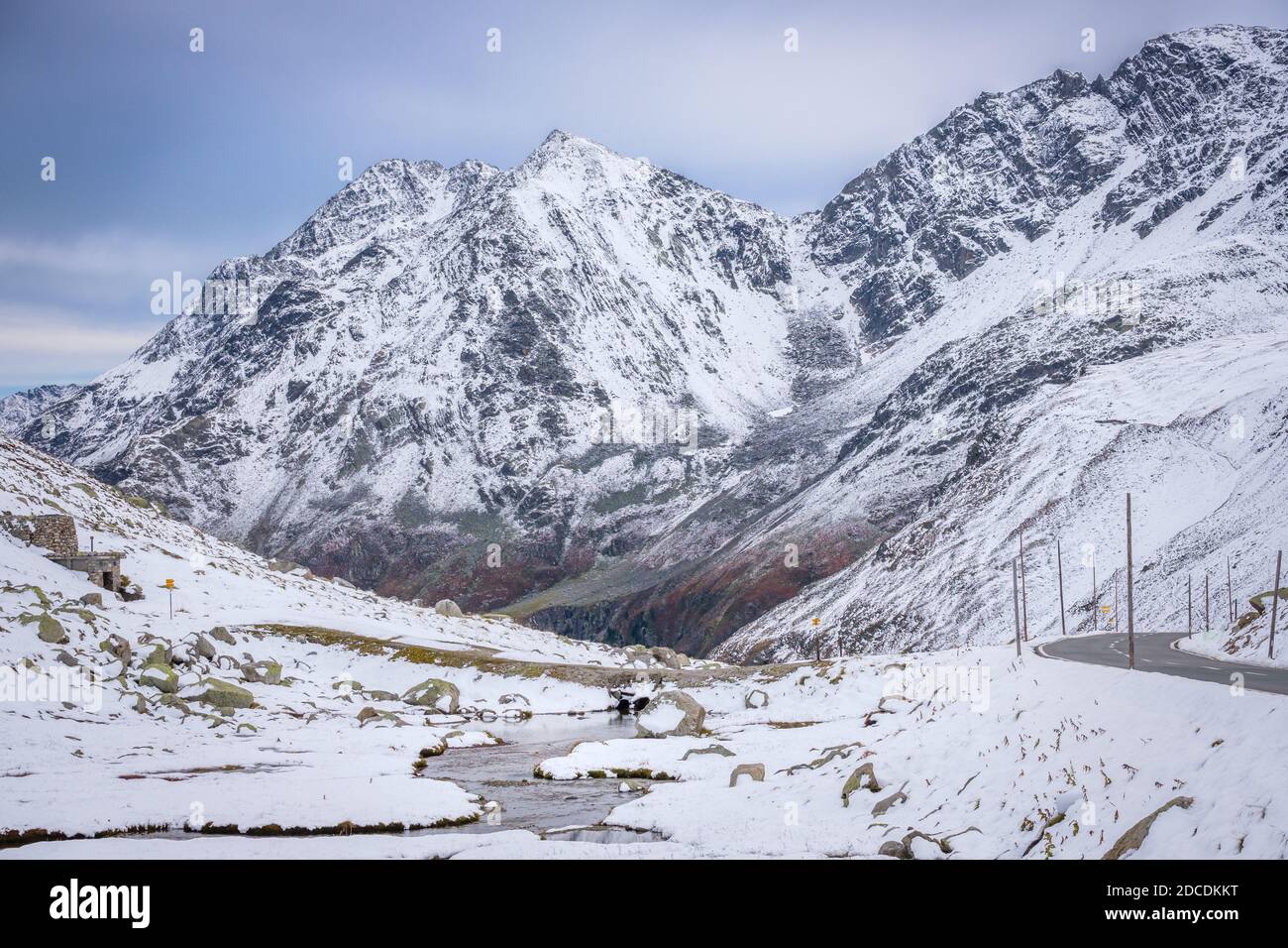 Im Spätsommer ist Schnee gefallen, im Frühherbst am Flüelapass (Schweiz). Es ist ein Hochgebirgspass in den Schweizer Alpen in Graubünden Stockfoto