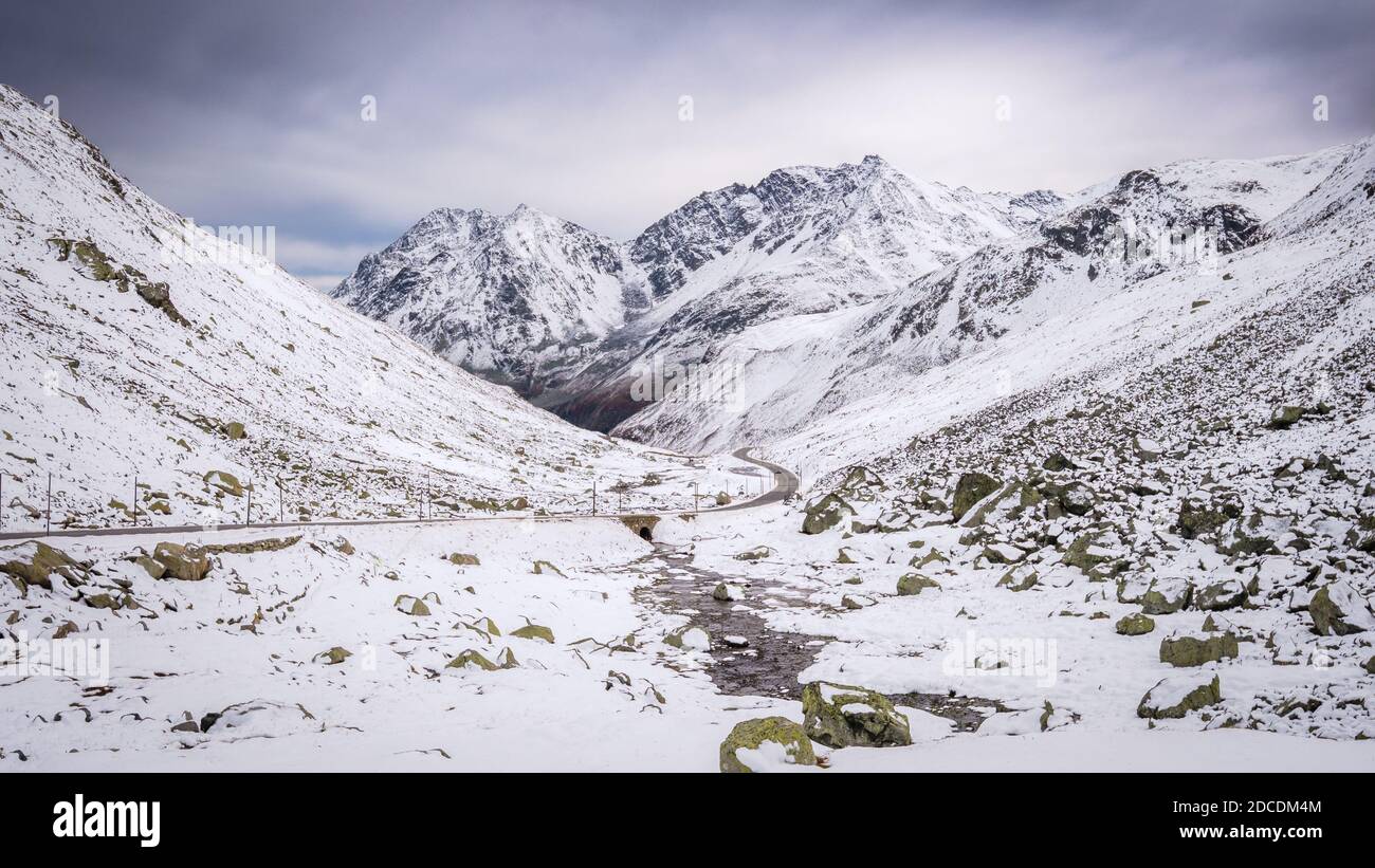 Im Spätsommer ist Schnee gefallen, im Frühherbst am Flüelapass (Schweiz). Es ist ein Hochgebirgspass in den Schweizer Alpen in Graubünden Stockfoto