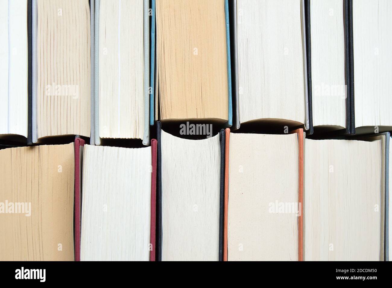 Nahaufnahme mehrerer Bücher, die einander gegenüberstehen. Stockfoto