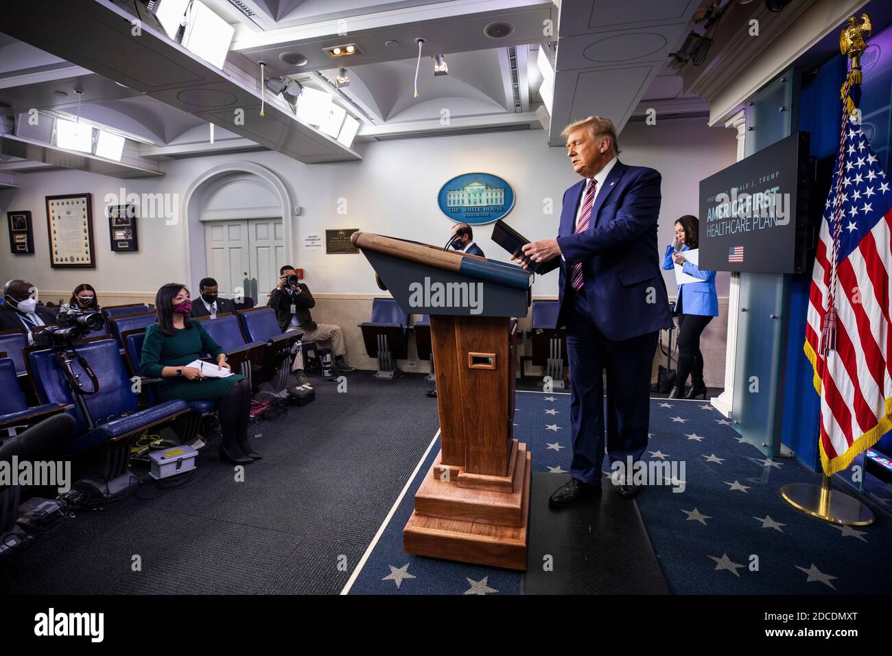 US-Präsident Donald J. Trump spricht ‘dden Medien über „niedrigere Preise für verschreibungspflichtige Medikamente für alle Amerikaner“ im White House Press Briefing Room in Washington, DC, USA, 20. November 2020.Quelle: Jim LoScalzo/Pool via CNP /MediaPunch Stockfoto