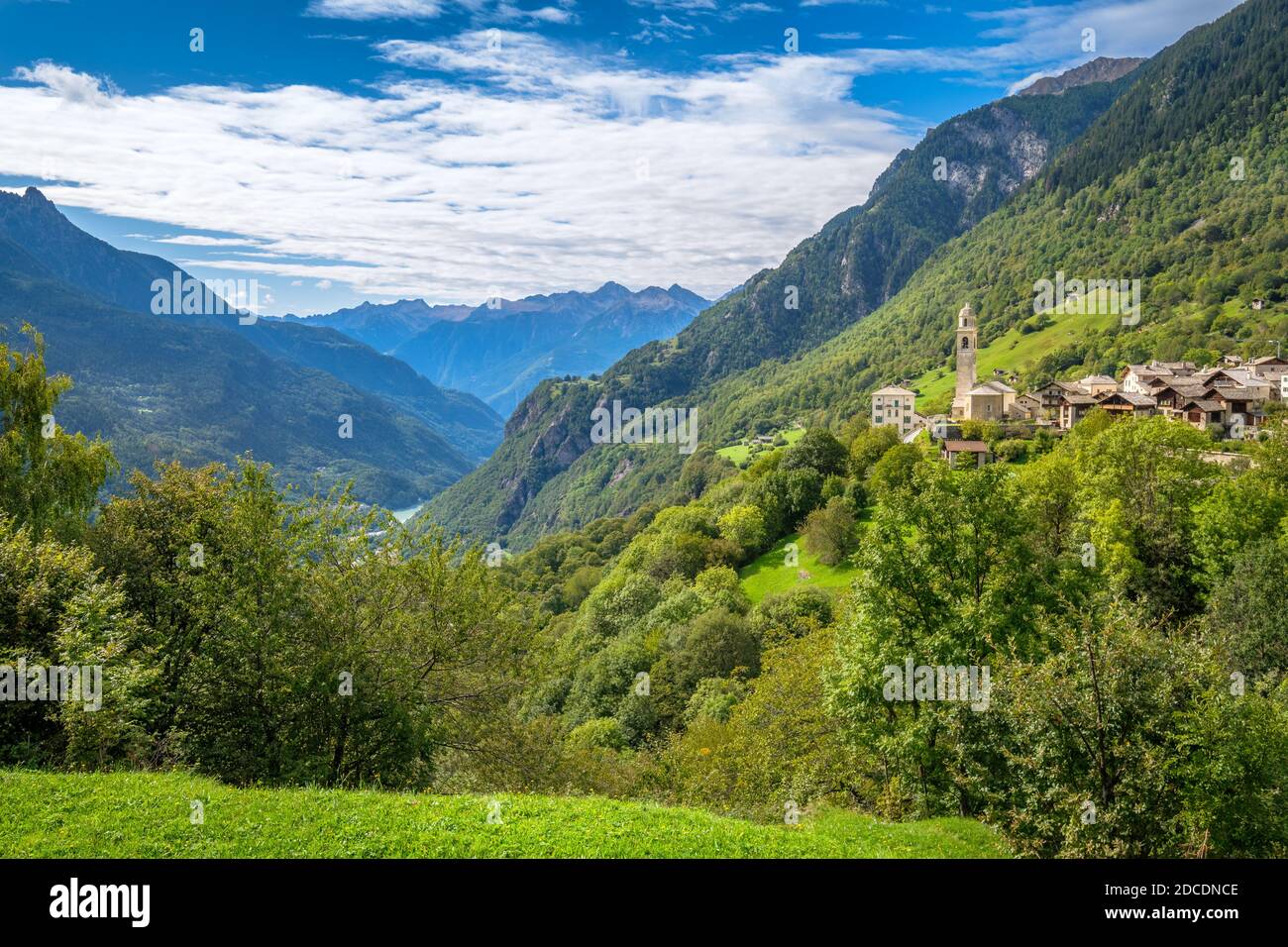 Spätsommer, Frühherbst in Soglio, einem Dorf im Bezirk Maloja im Schweizer Kanton Graubünden nahe der italienischen Grenze Stockfoto