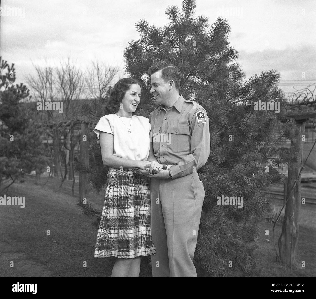 1940er paar außerhalb, USA Stockfoto