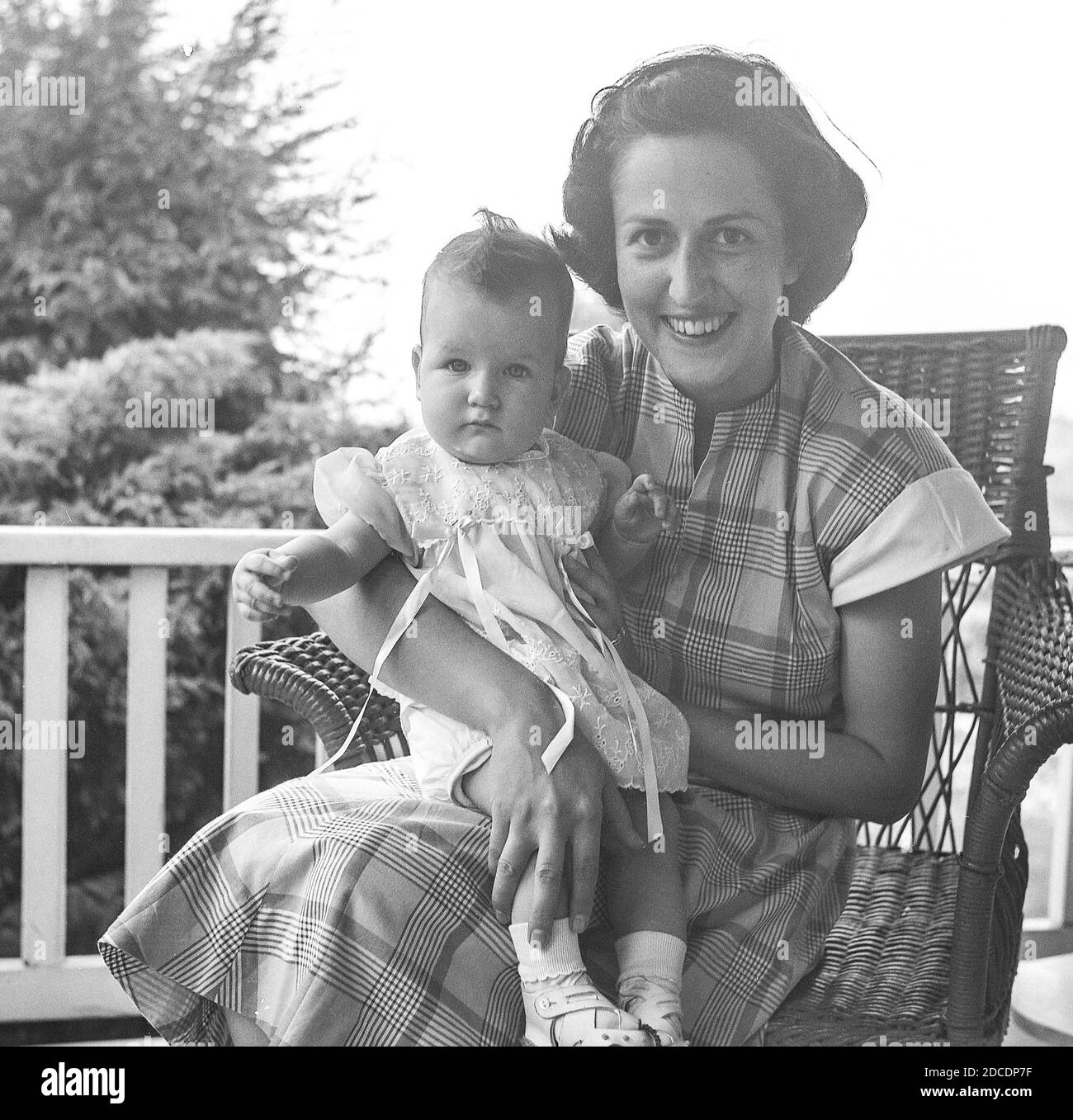 Mutter posiert mit Baby, USA 1949 Stockfoto