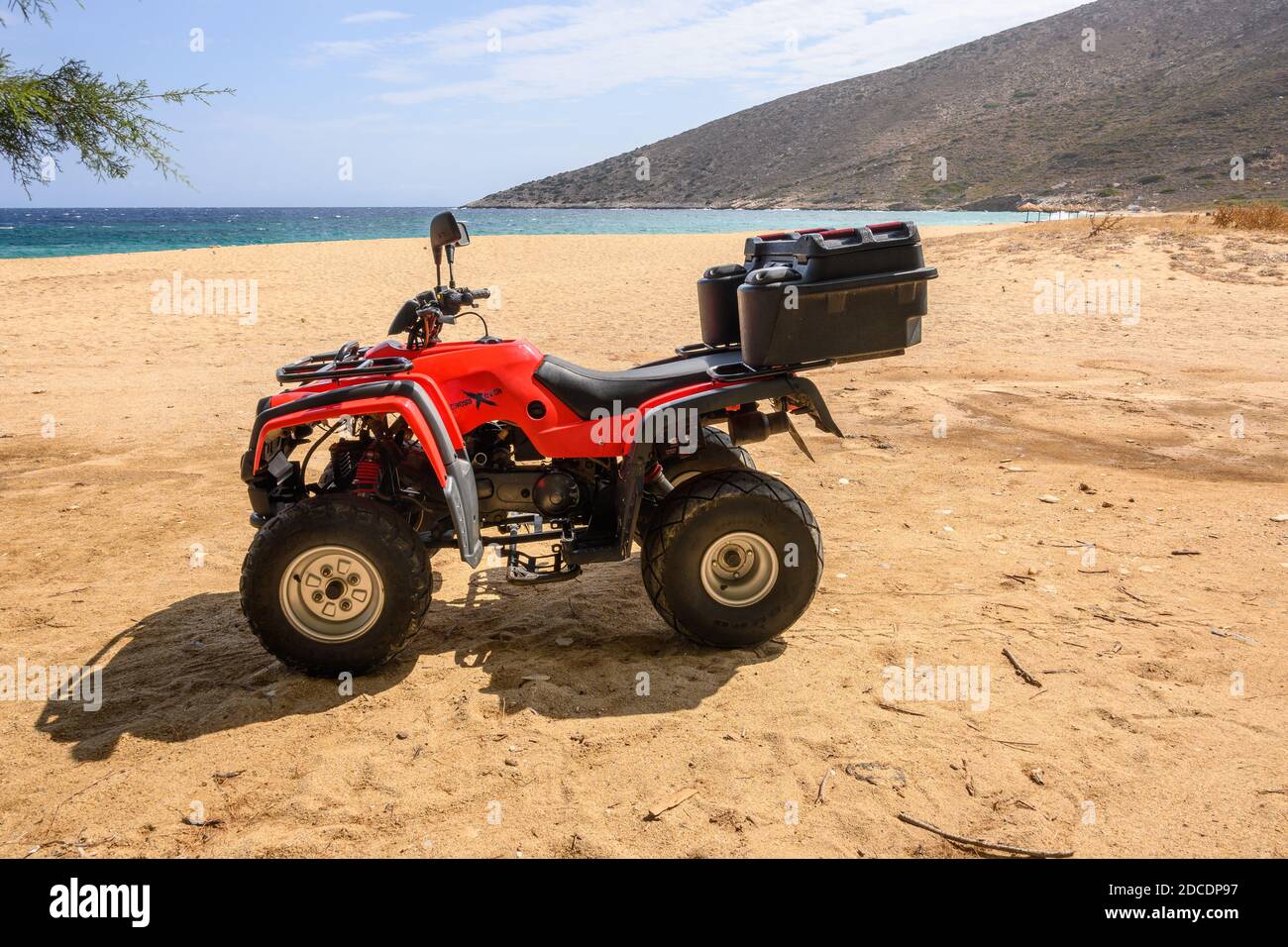 IOS, Griechenland - 20. September 2020: Quad geparkt am Strand von Agia Theodoti auf iOS. Quad ist sehr beliebtes Verkehrsmittel in Griechenland Stockfoto