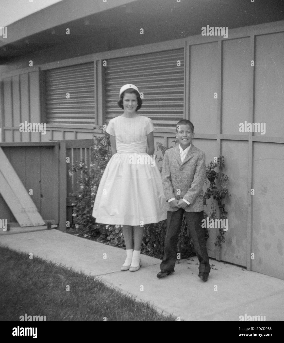 Bruder und Schwester der 50er Jahre posieren am Ostersonntag, USA Stockfoto