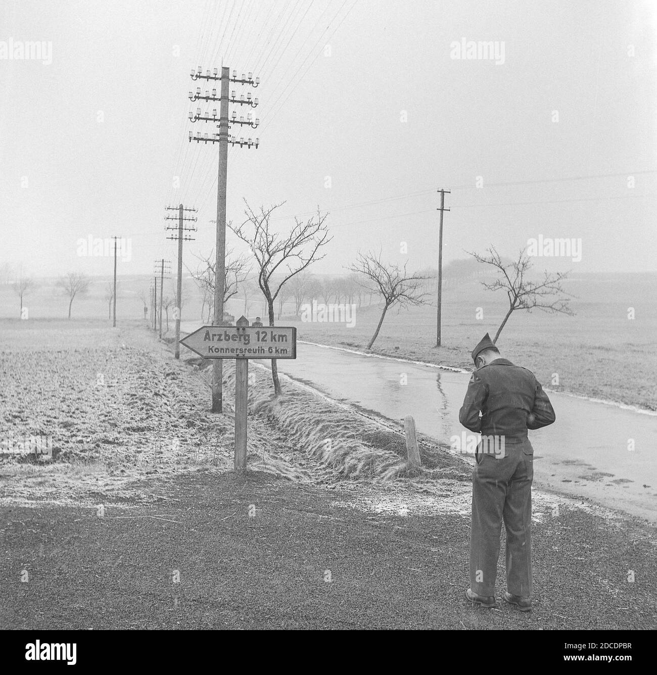 U.S. Army Officer fotografiert ein Schild in der Nachkriegszeit, Occupied Germany, 1950er Jahre Stockfoto