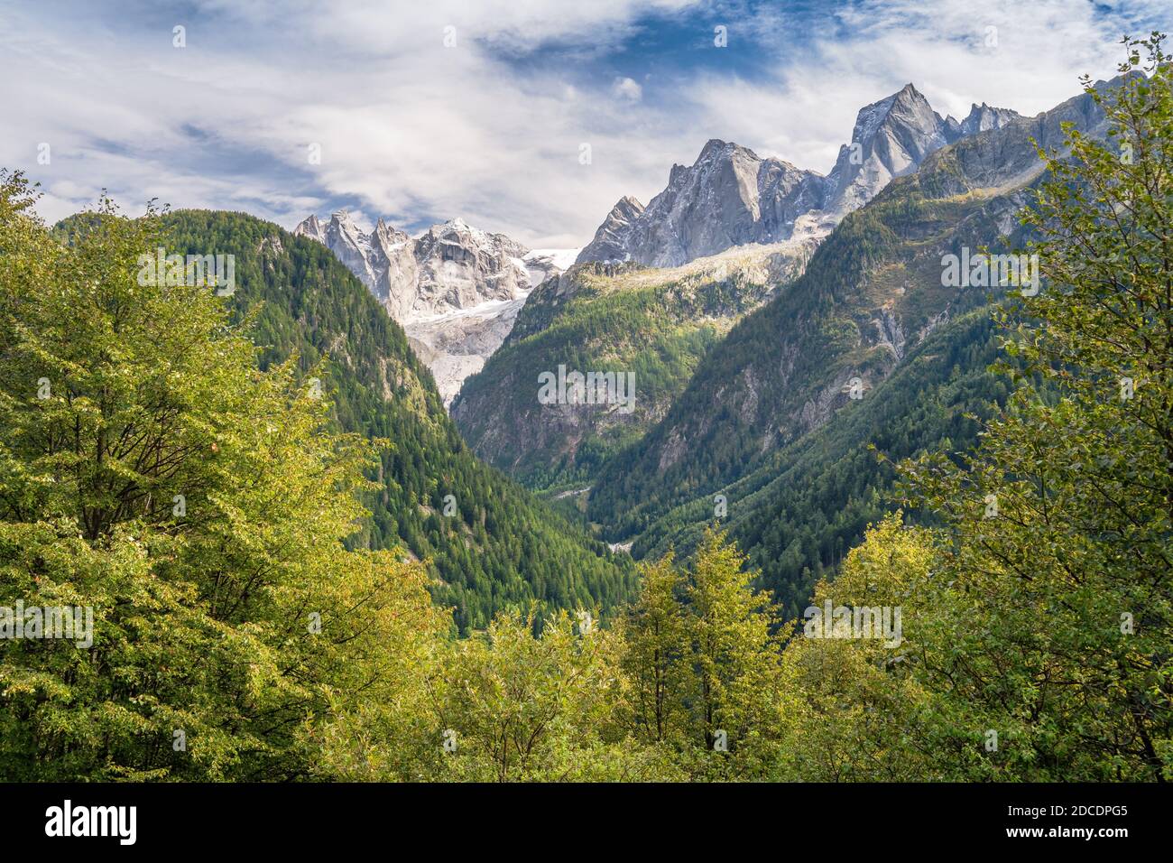 Spätsommer, Frühherbst in den Bergen bei Soglio, einem Dorf im Bezirk Maloja im Schweizer Kanton Graubünden nahe der italienischen Borde Stockfoto