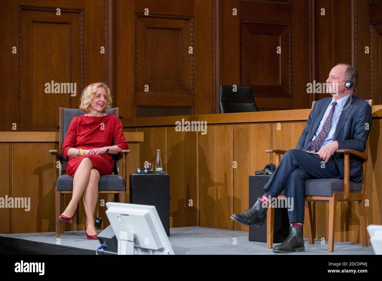 Nürnberg, Deutschland. November 2020. Angelika Nußberger, ehemalige Vizepräsidentin des Europäischen Gerichtshofs für Menschenrechte, spricht bei einer Podiumsdiskussion zusammen mit Philippe Sands, Autor, Rechtsanwalt und Völkerrechtler, während der Feier zum 75. Jahrestag des Starts der Nürnberger Kriegsverbrecherprozesse im Saal 600 des Nürnberger Justizpalastes. Quelle: Daniel Karmann/dpa-Pool/dpa/Alamy Live News Stockfoto