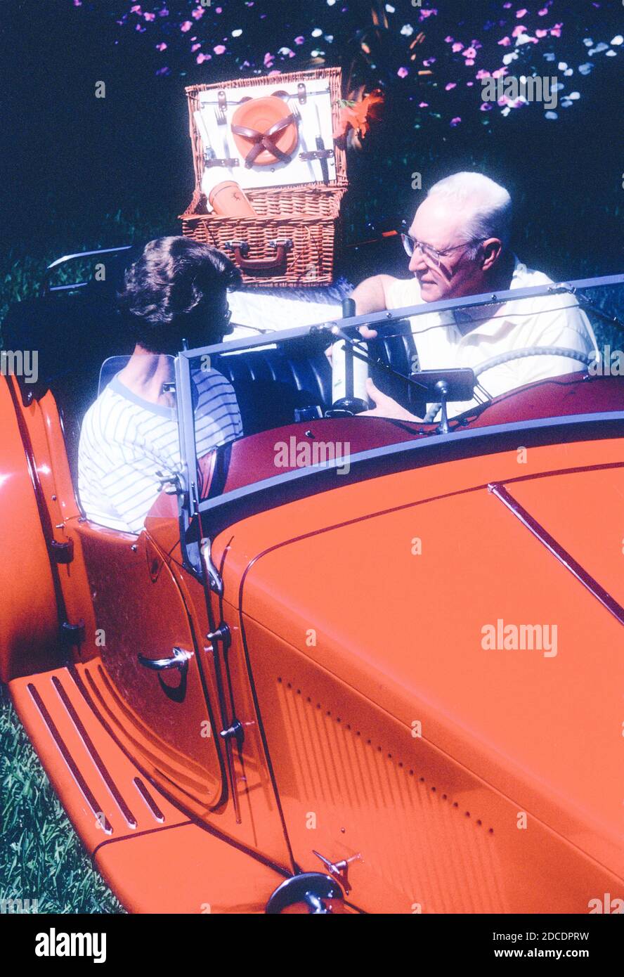 Rentnerpaar genießen Picknick in ihrem klassischen MG Roadster, USA Stockfoto