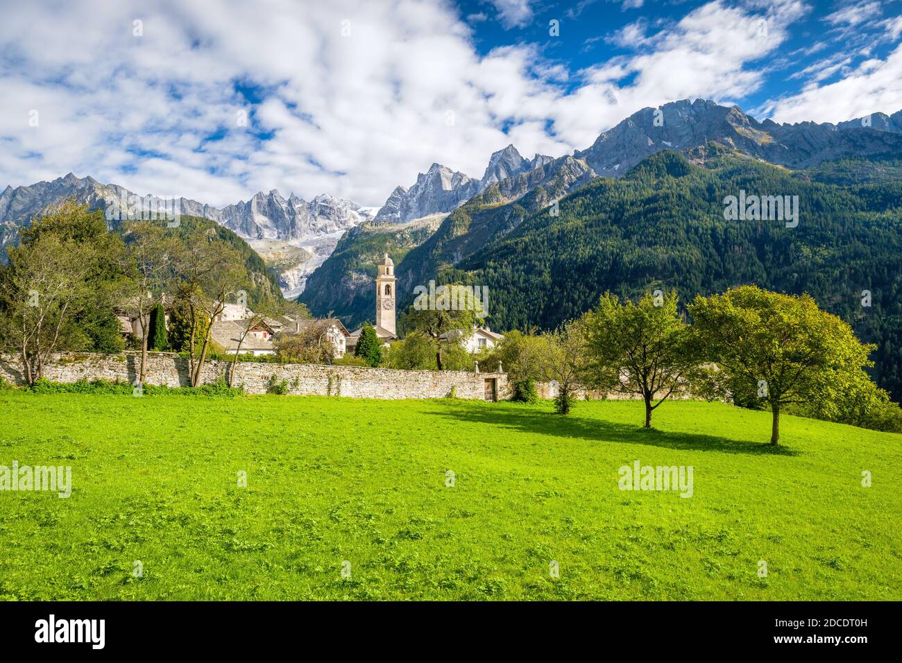Spätsommer, Frühherbst in Soglio, einem Dorf im Bezirk Maloja im Schweizer Kanton Graubünden nahe der italienischen Grenze Stockfoto