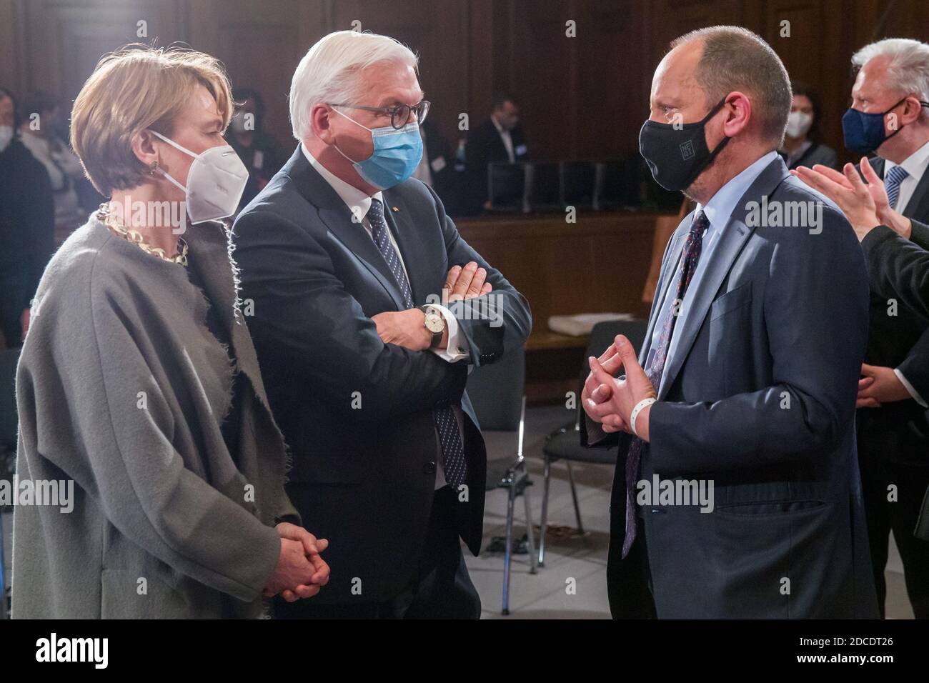 Nürnberg, Deutschland. November 2020. Bundespräsident Frank-Walter Steinmeier (M) und seine Frau Elke Büdenbender sprechen mit Philippe Sands, Autor, Rechtsanwalt und Völkerrechtler, bei der Feier zum 75. Jahrestag des Starts der Nürnberger Kriegsverbrecherprozesse im Saal 600 des Nürnberger Justizpalastes. Quelle: Daniel Karmann/dpa-Pool/dpa/Alamy Live News Stockfoto