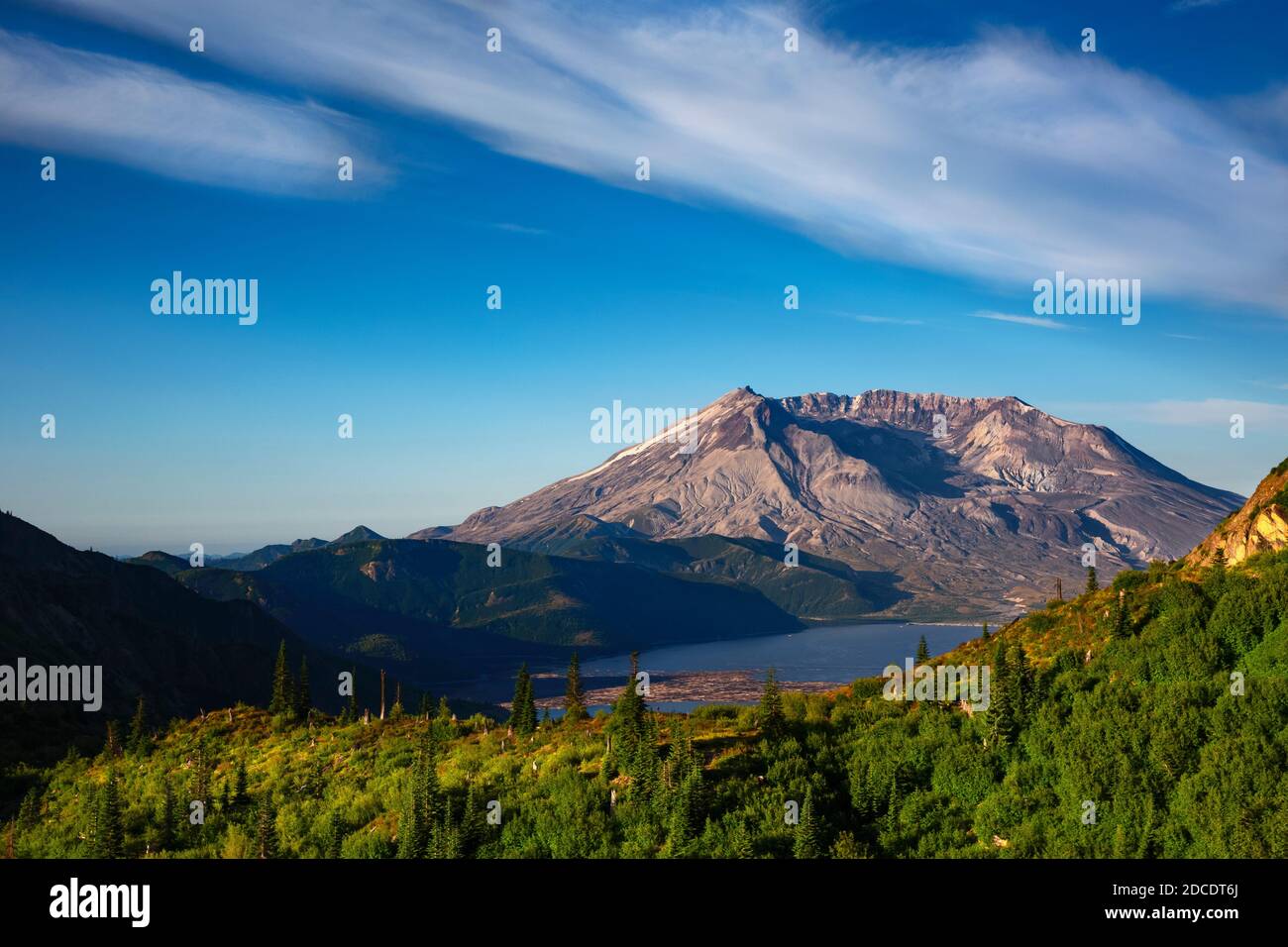 WA18331-00...WASHINGTON - Spirit Lake und Mount St. Helens vom Mount Margaret Trail aus gesehen im Mount St. Helens National Volcanic Monument. Stockfoto