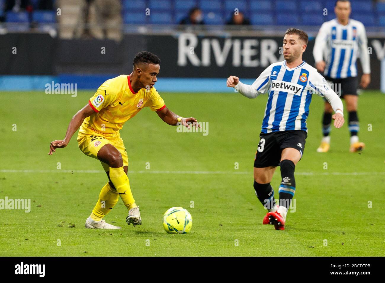 Barcelona, Spanien. November 2020. Yoel Barcenas vom FC Girona im Einsatz mit Adrian Embarba vom RCD Espanyol während des Liga SmartBank Spiels zwischen RCD Espanyol und dem FC Girona im RCD Stadium in Barcelona, Spanien. Quelle: David Ramirez/DAX/ZUMA Wire/Alamy Live News Stockfoto