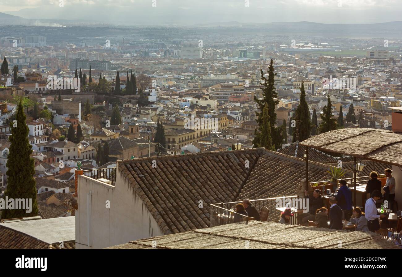 GRANADA, Spanien - 29. Dezember 2015: Spätnachmittag im Winter im Stadtteil Albaicin auf einem Panorama-Punkt über der Stadt Granada Stockfoto