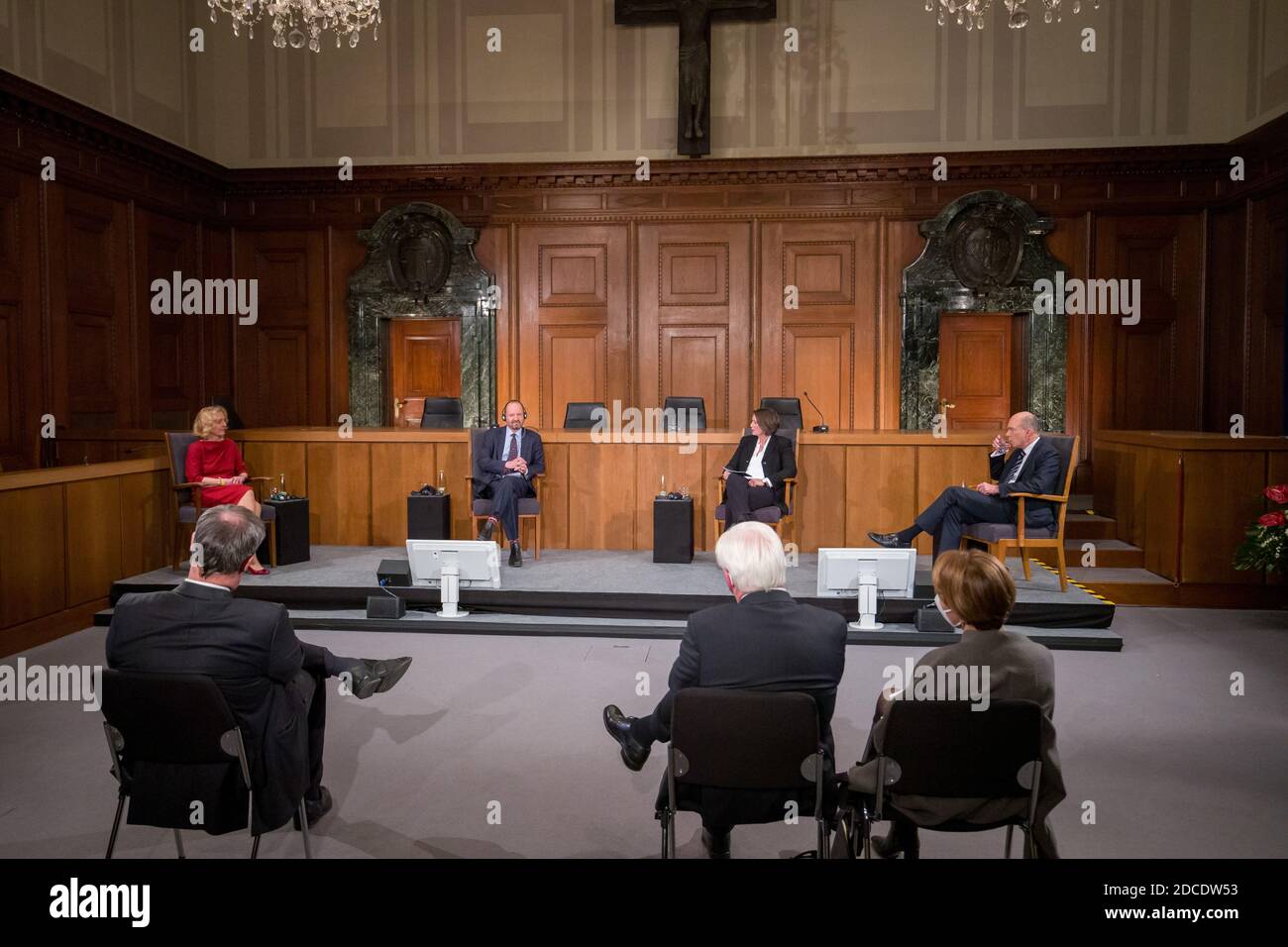 20. November 2020, Bayern, Nürnberg: Angelika Nußberger (zurück, l-r), ehemalige Vizepräsidentin des Europäischen Gerichtshofs für Menschenrechte, Philippe Sands, Autor, Jurist und Experte für Völkerrecht, Michaela Kolster, Moderatorin, und Christophe Eick, Leiter der Rechtsabteilung des Auswärtigen Amts und Berater für Völkerrecht der Bundesrepublik Deutschland, Sitzen bei einer Podiumsdiskussion bei der Feier zum 75. Jahrestag des Starts der Nürnberger Kriegsverbrecherprozesse im Saal 600 des Nürnberger Justizpalastes. Im Vordergrund Markus Söder (l, CSU), Prime Min Stockfoto