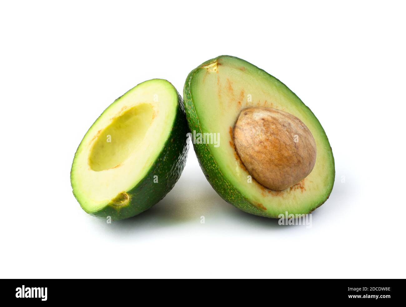 Avocado schneiden in der Mitte mit Spuren der Oxidation. Stockfoto