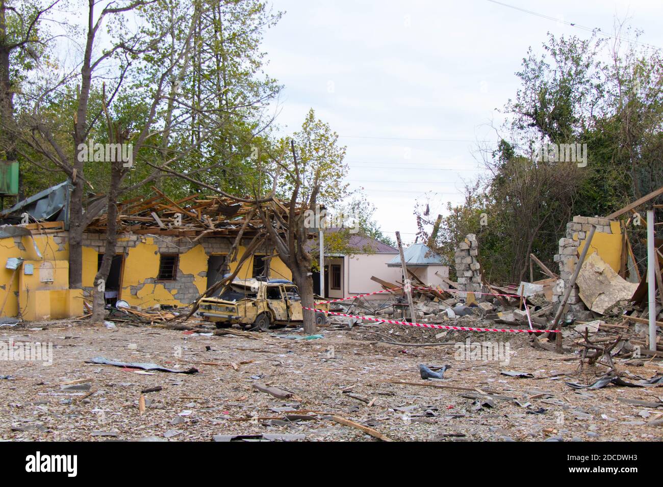 Zivile Gebäude, die durch die von Armenien gestartete Rakete beschädigt wurden. Kriegsverbrechen. Barda, Aserbaidschan: 10. Oktober 2020. Stockfoto