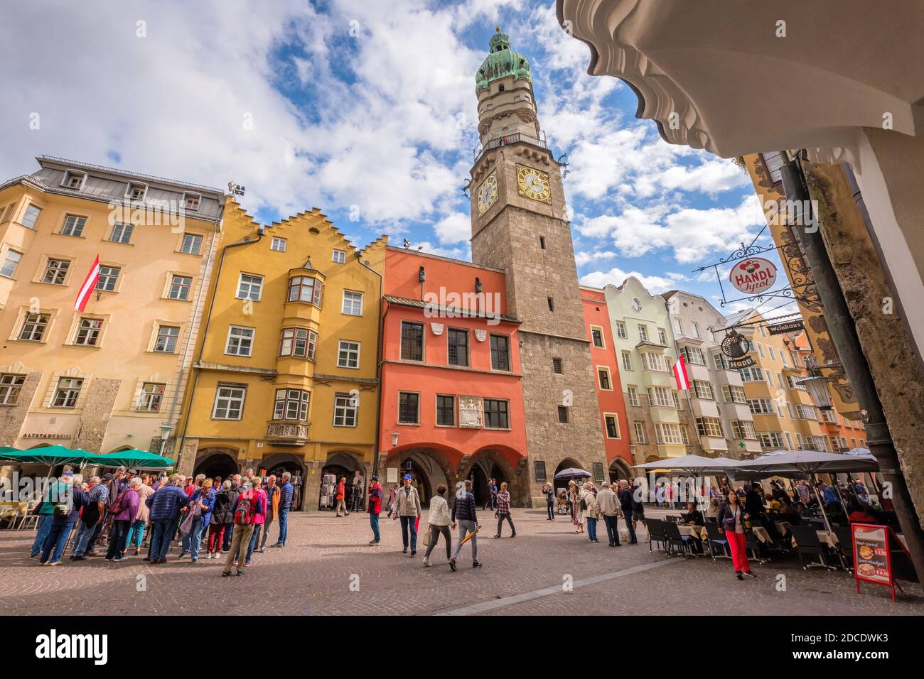 Innsbruck, Österreich - 25. September 2019: An einem regnerischen Septembertag überqueren Touristen und Anwohner den berühmten Altstadtplatz in Innsb Stockfoto