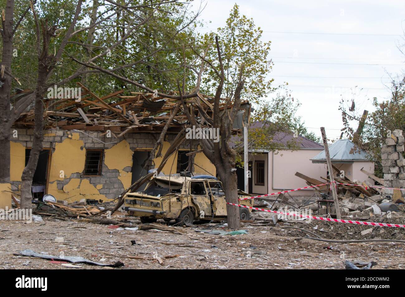 Zivile Gebäude, die durch die von Armenien gestartete Rakete beschädigt wurden. Kriegsverbrechen. Barda, Aserbaidschan: 10. Oktober 2020. Stockfoto
