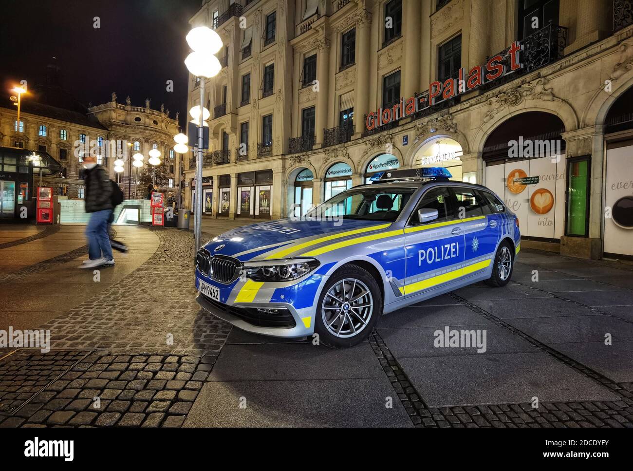 München, Bayern, Deutschland. November 2020. Beispiele von Maskenpatrouillen, die von der Polizei am Münchner Stachus und am U-Bahnhof Marienplatz durchgeführt wurden. Trotz der Anwesenheit der Polizei, große Zahl von Menschen in der Fussgaengerzone der Stadt sply entfernen ihre Masken ein paar Meter von der Polizei aus der Zone mit fast 50% Nichteinhaltung. Quelle: Sachelle Babbar/ZUMA Wire/Alamy Live News Stockfoto