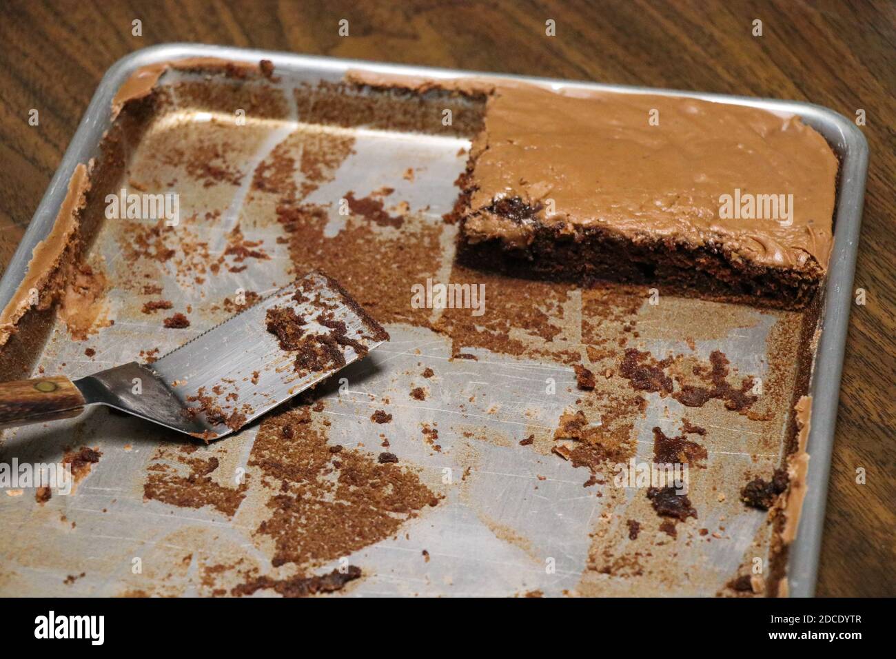 Was von einem Schokoladenkuchen in einer Teacher's Lounge übrig ist. Stockfoto