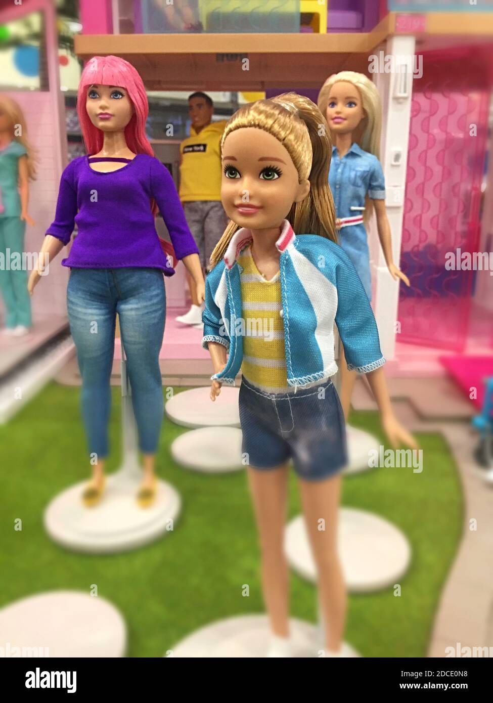 Macy's Flaggschiff-Kaufhaus Barbie Doll Display, NYC Stockfotografie - Alamy