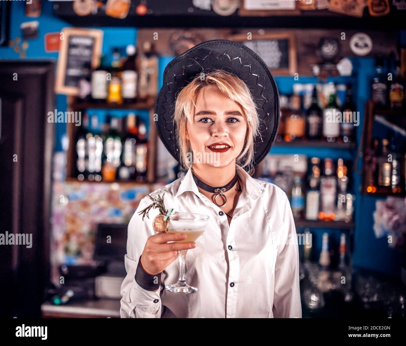 Die Barkeeperin mischt einen Cocktail in der Bierhalle Stockfoto