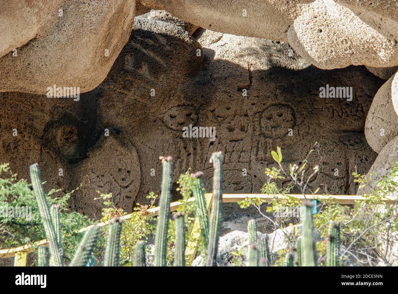 Las Caritas, alte Schnitzereien von Gesichtern in einer Höhle, die auf die Völker vor Taino in der Dominikanischen Republik zurückgehen. Stockfoto