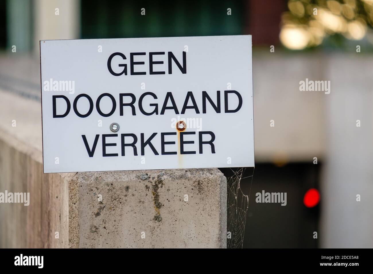 In Dutch Delden (Overijssel, Niederlande) weist ein Schild in der Nähe eines Parkhauses eines Wohnhauses darauf hin, dass kein Durchgangsverkehr erlaubt ist Stockfoto